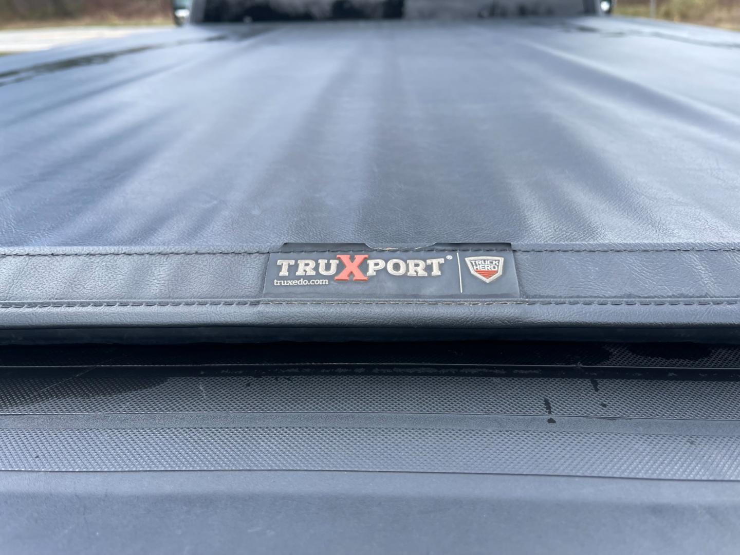 2017 Black /Gray Ford F-250 SD XLT Reg Cab 4WD (1FTBF2B69HE) with an 6.2L V8 OHV 16V FFV engine, 6-Speed Automatic transmission, located at 11115 Chardon Rd. , Chardon, OH, 44024, (440) 214-9705, 41.580246, -81.241943 - This 2017 Ford F-250 XLT Reg Cab is a capable heavy-duty truck equipped with a powerful 6.2L V8 engine, paired with a 6-speed automatic transmission and 3.73 gearing. It features daytime running lights, dusk-sensing headlights, a backup camera, backup sensors, and a snow plow package. This truck boa - Photo#32